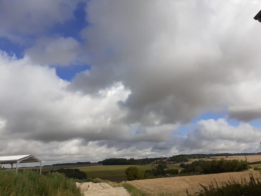 Gros nuages sur ciel bleu